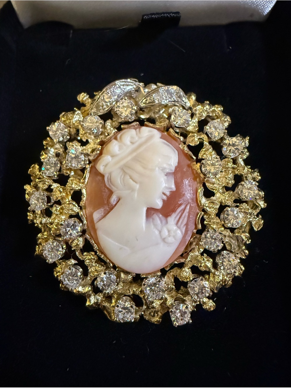 Vintage 18K Gold Genuine Shell Cameo Diamond Brooch